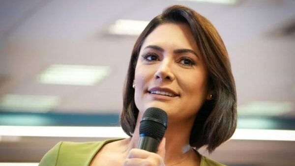 Michelle Bolsonaro discursa ao microfone em evento