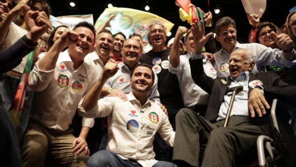 Gabriel Souza, Germano Rigotto e apoiadores comemorando em palco durante convenção do MDB no Rio Grande do Sul