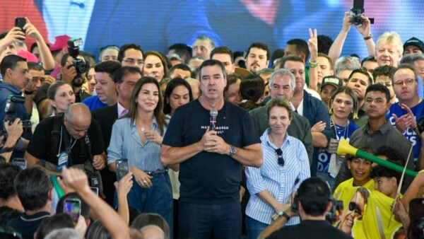 Governador Eduardo Riedel discursa cercado de apoiadores em convenção que oficializou sua candidatura à reeleição em Mato Grosso do Sul