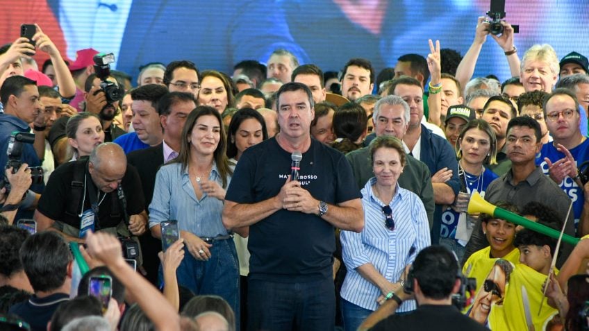 Governador Eduardo Riedel discursa cercado de apoiadores em convenção que oficializou sua candidatura à reeleição em Mato Grosso do Sul