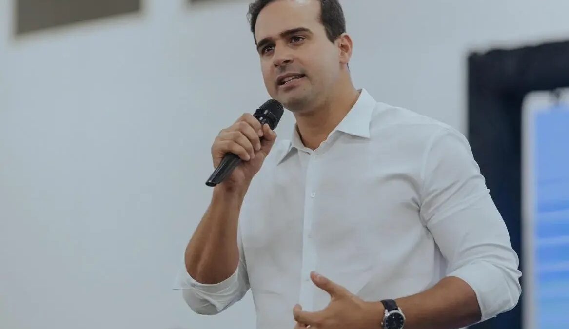 Governador Lucas Ribeiro discursa ao microfone durante evento de campanha na Paraíba