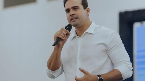Governador Lucas Ribeiro discursa ao microfone durante evento de campanha na Paraíba