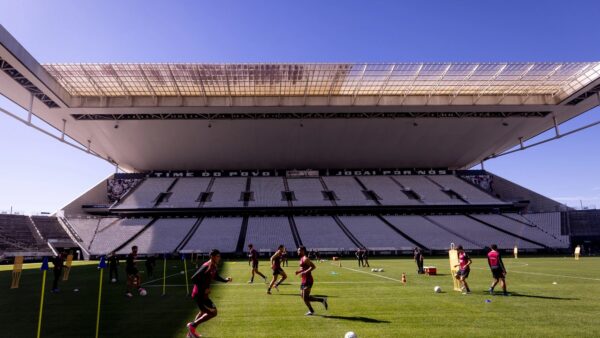 Jogadores do Corinthians treinam na Neo Química Arena