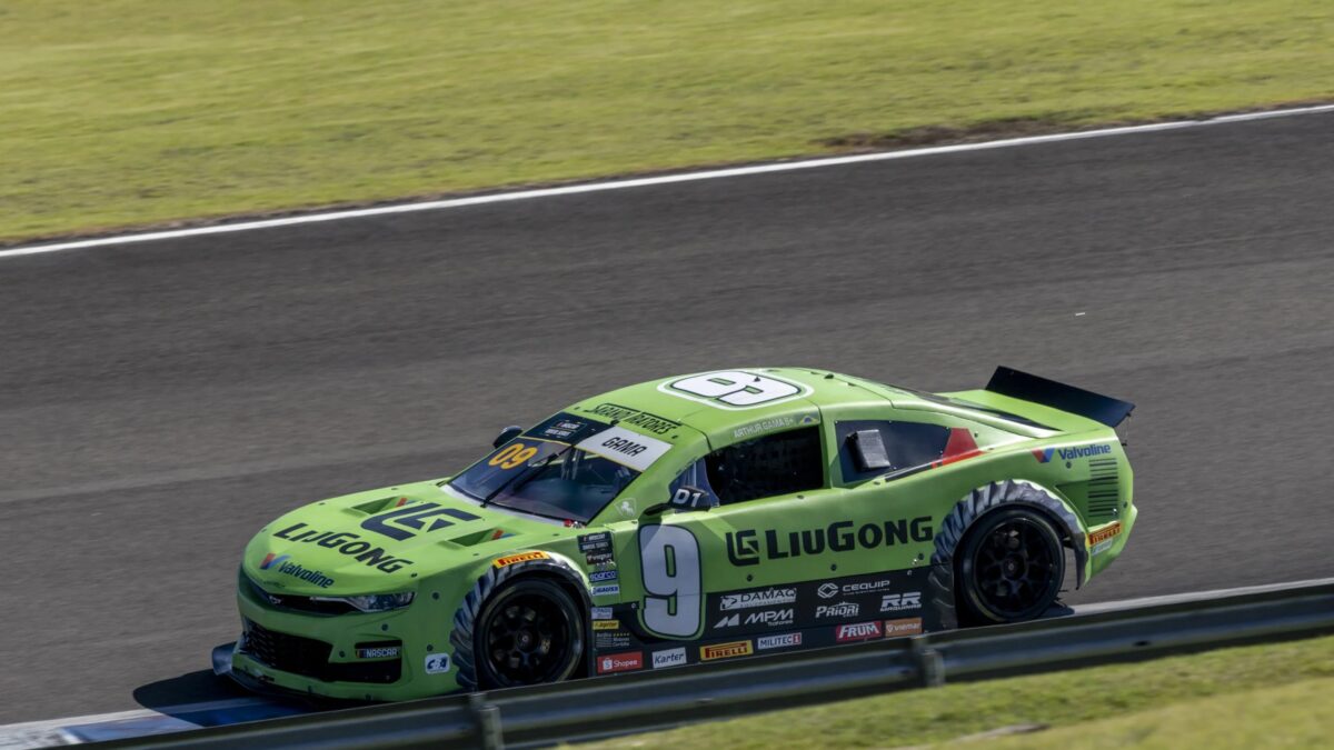 Carro verde de corrida da NASCAR Brasil em pista