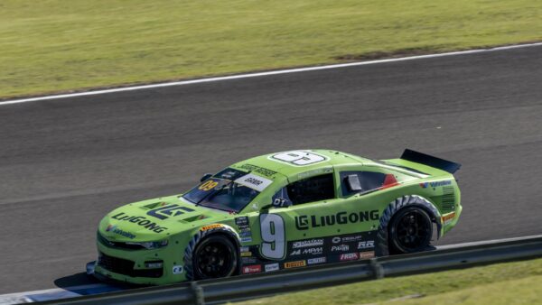 Carro verde de corrida da NASCAR Brasil em pista