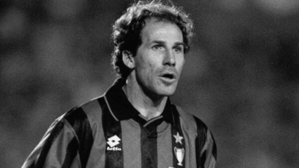 Franco Baresi em foto histórica com a camisa do Milan