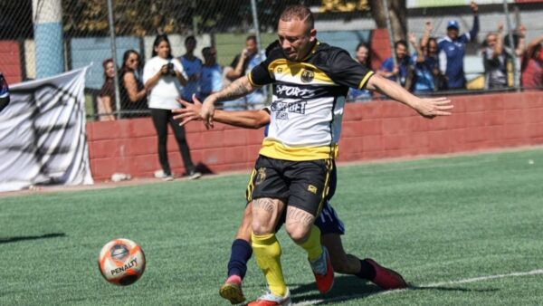 Jogador comemora gol em partida de futebol amador em Ribeirão Pires