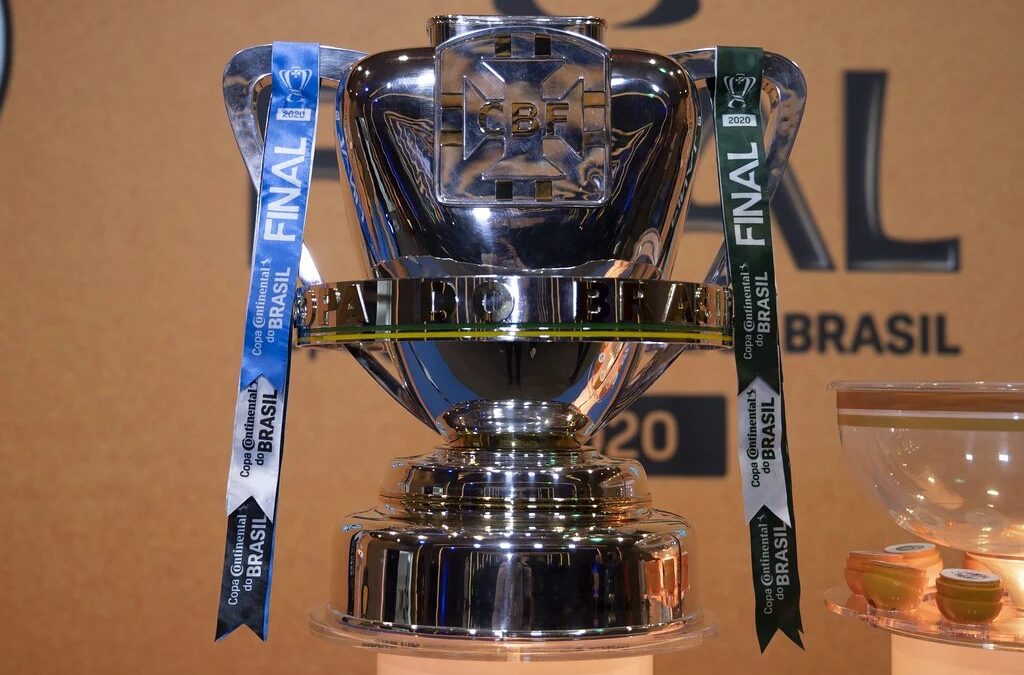 Troféu da Copa do Brasil exposto antes do sorteio