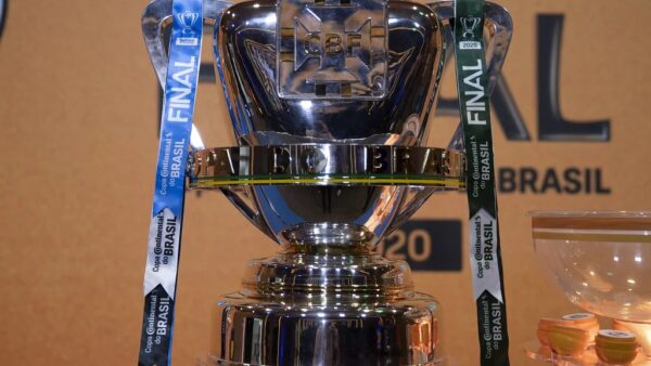 Troféu da Copa do Brasil exposto antes do sorteio