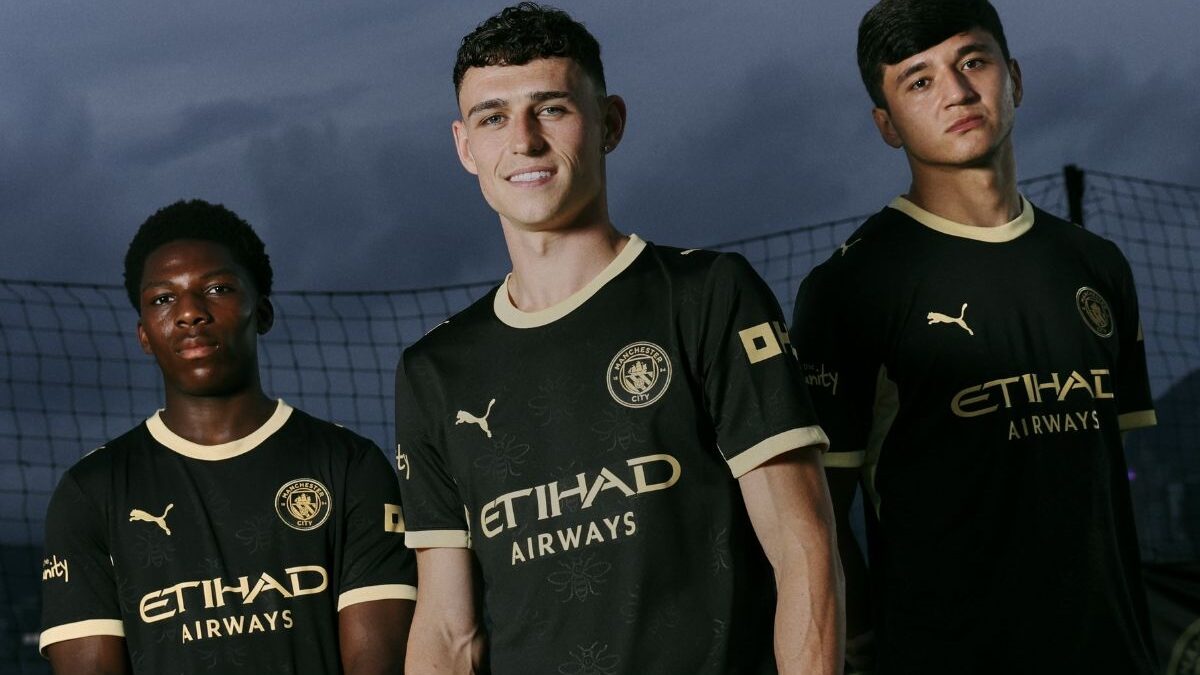 Jogadores do Manchester City com o novo uniforme reserva 2026/2027