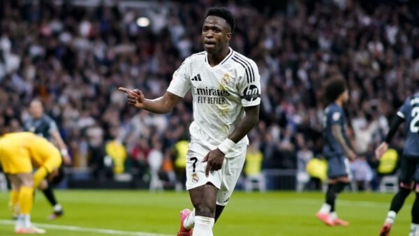 Vinicius Junior comemora gol pelo Real Madrid em jogo no Santiago Bernabéu