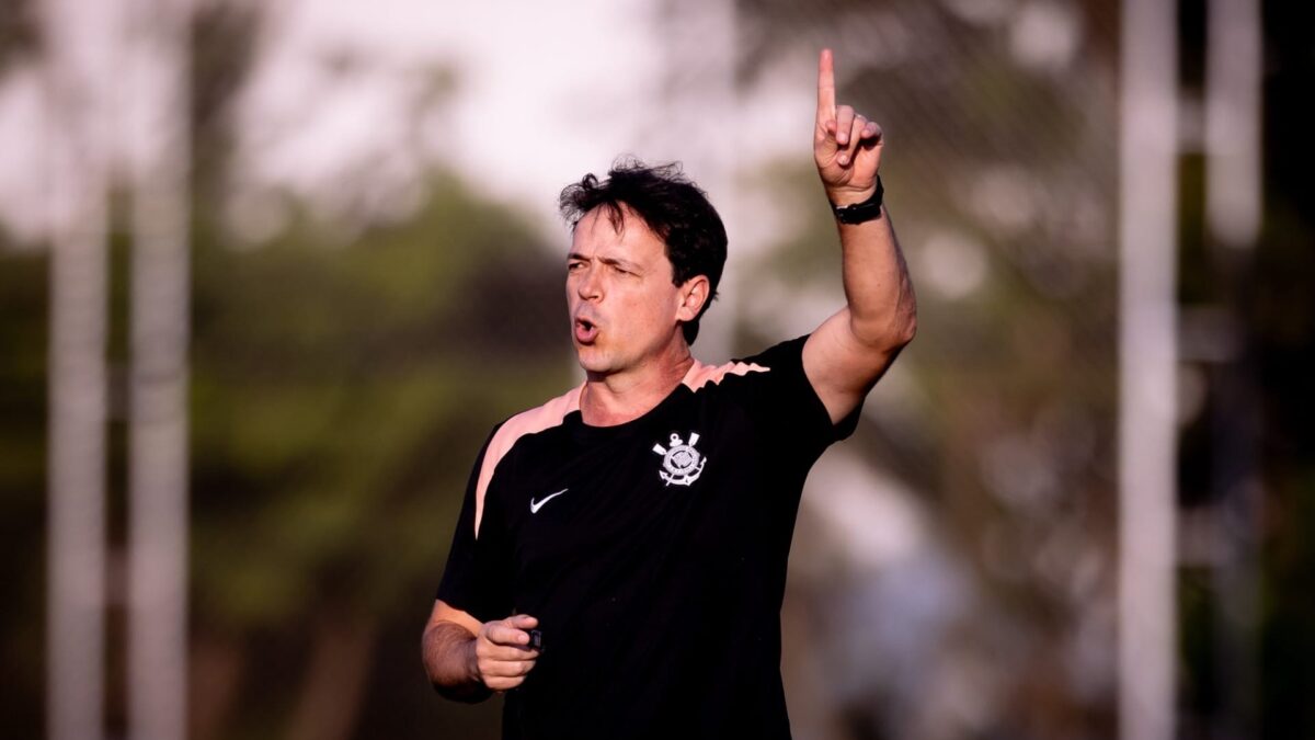 Técnico Fernando Diniz do Corinthians gesticulando com o dedo levantado durante treino
