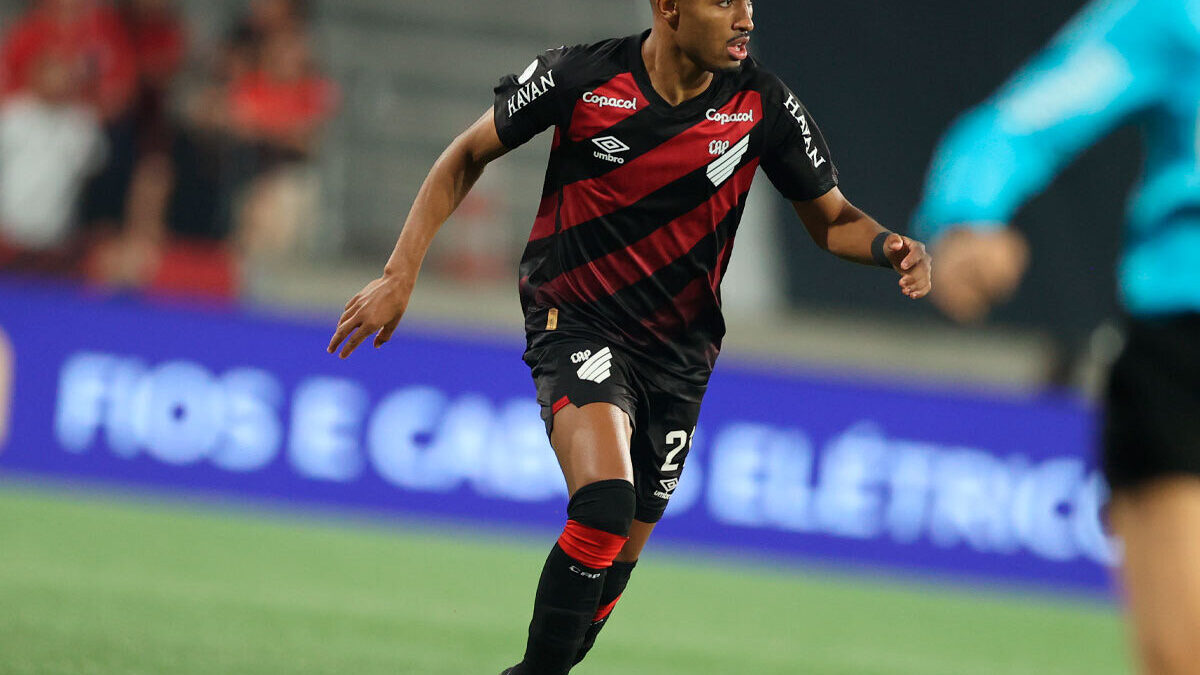 Jogador do Athletico-PR conduzindo a bola durante partida contra o Vitória pela Copa do Brasil