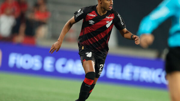 Jogador do Athletico-PR conduzindo a bola durante partida contra o Vitória pela Copa do Brasil