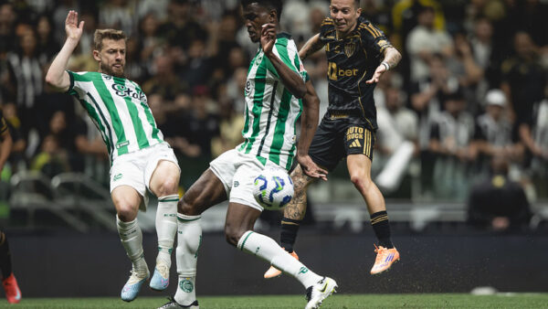 Jogadores do Juventude e do Atlético-MG disputando a bola durante partida pela Copa do Brasil
