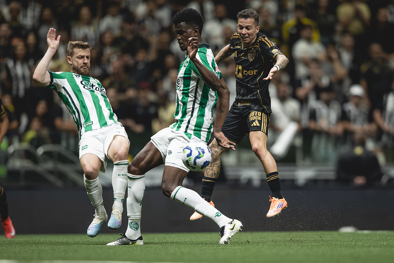 Jogadores do Juventude e do Atlético-MG disputando a bola durante partida pela Copa do Brasil