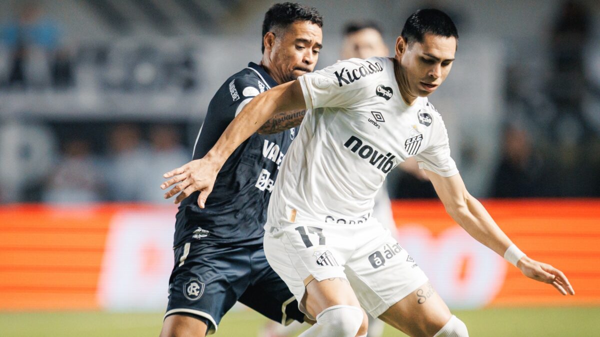 Jogador do Santos disputando a bola com adversário do Remo durante partida pela Copa do Brasil