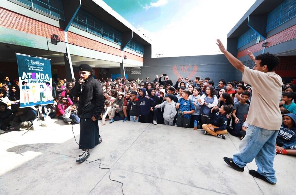 Show de rap na abertura da Semana da Juventude 2026 em Diadema, com jovens reunidos em quadra escolar