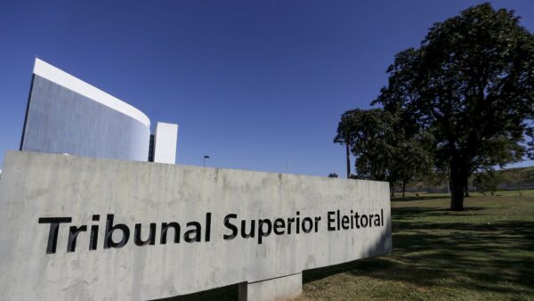 Placa e fachada do Tribunal Superior Eleitoral em Brasília