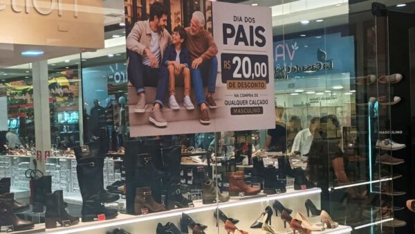 Vitrine de loja de calçados com promoção de Dia dos Pais em shopping