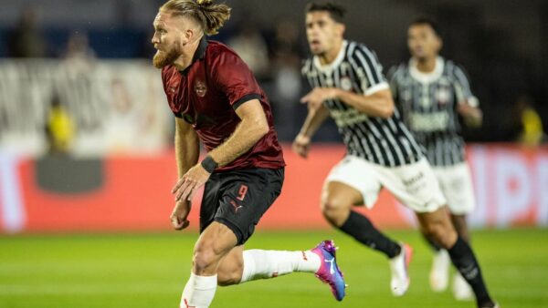 Jogador do Bragantino disputa lance em partida contra o Corinthians pelo Brasileirão