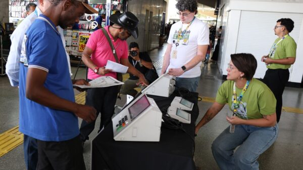 Equipe do TSE demonstra funcionamento da urna eletrônica em terminal rodoviário de Brasília