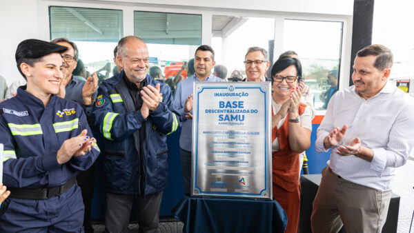 Prefeito e equipe de saúde inauguram placa da base descentralizada do SAMU no Bairro Fundação