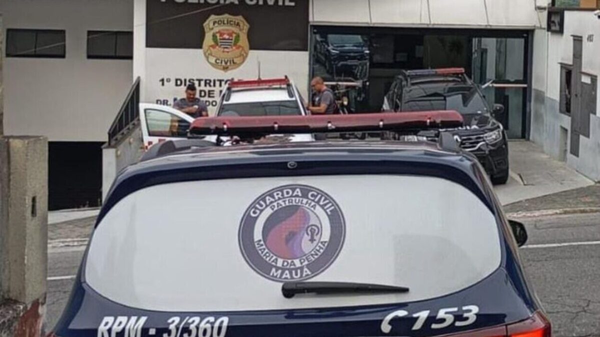 Viatura da Patrulha Maria da Penha da GCM de Mauá estacionada em frente à Polícia Civil