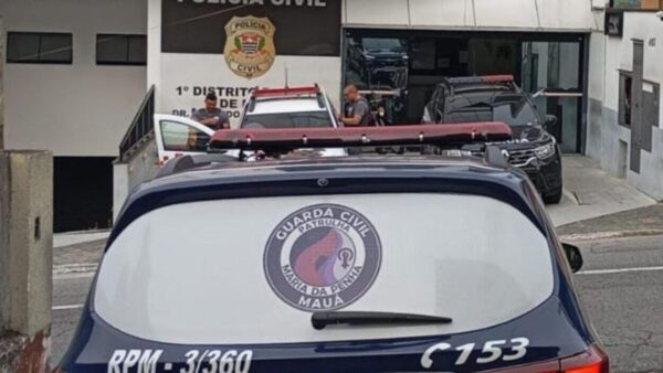 Viatura da Patrulha Maria da Penha da GCM de Mauá estacionada em frente à Polícia Civil
