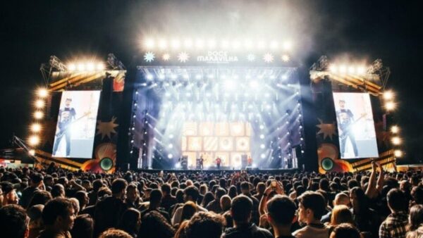 Multidão em frente ao palco iluminado do Festival Doce Maravilha no Jockey Club do Rio de Janeiro