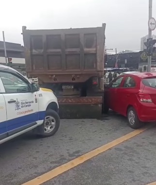 Caminhão e carro danificados após colisão no Centro de São Bernardo do Campo