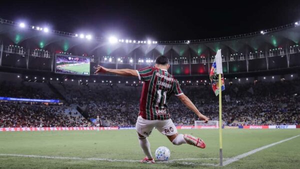 Jogador do Fluminense cobra escanteio no Maracanã durante partida do Brasileirão