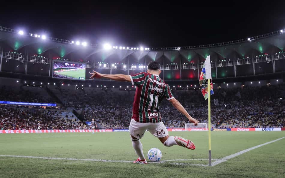 Jogador do Fluminense cobra escanteio no Maracanã durante partida do Brasileirão