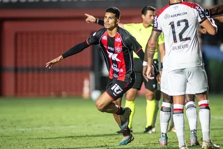 Jogador do Vitória comemora gol contra o Athletico-PR