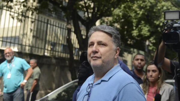Ex-governador Anthony Garotinho cercado por jornalistas e câmeras na rua