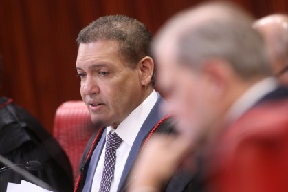 Ministro Kassio Nunes Marques em sessão de julgamento no plenário do TSE