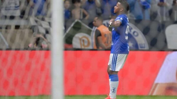 Keny Arroyo comemora gol do Cruzeiro contra o Flamengo pela Libertadores
