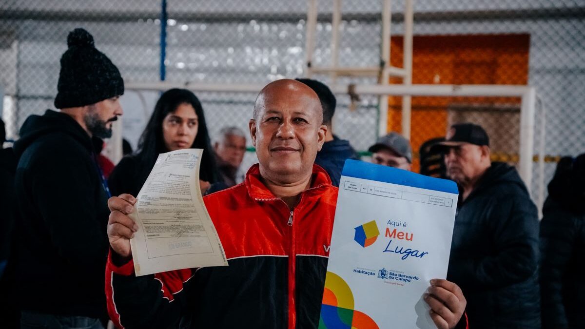 Morador segura escritura e documento antigo do programa Aqui é Meu Lugar em São Bernardo