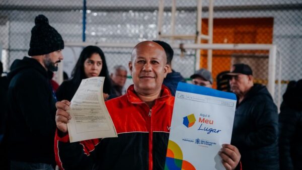 Morador segura escritura e documento antigo do programa Aqui é Meu Lugar em São Bernardo