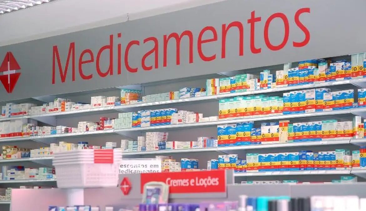 Prateleiras de medicamentos em farmácia, ilustrando o programa Farmácia Popular