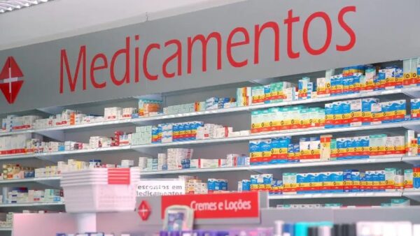 Prateleiras de medicamentos em farmácia, ilustrando o programa Farmácia Popular