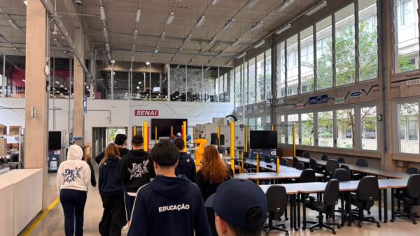Estudantes visitam laboratório do Senai em São Caetano do Sul