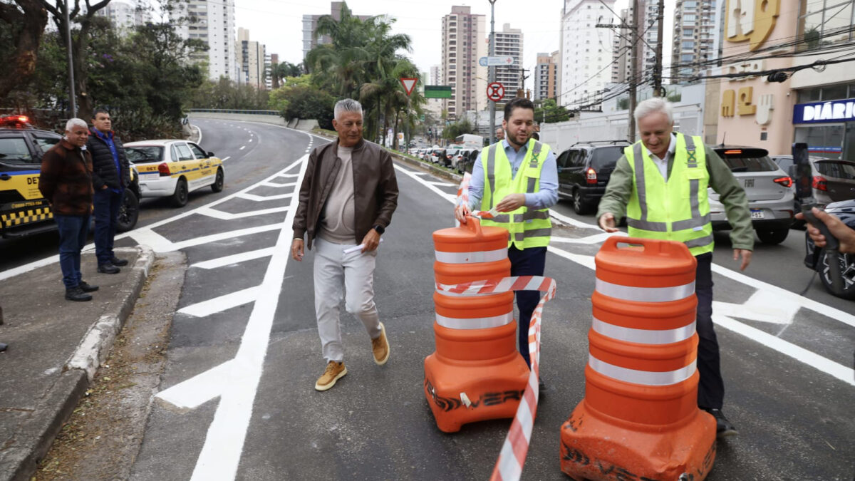Prefeito e secretários liberam trânsito no Viaduto Juscelino Kubitschek recuperado em Santo André