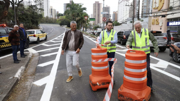Prefeito e secretários liberam trânsito no Viaduto Juscelino Kubitschek recuperado em Santo André