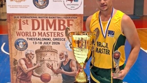 Marcos Rocha Lopes com troféu e medalha do Mundial de Basquete de Surdos na Grécia