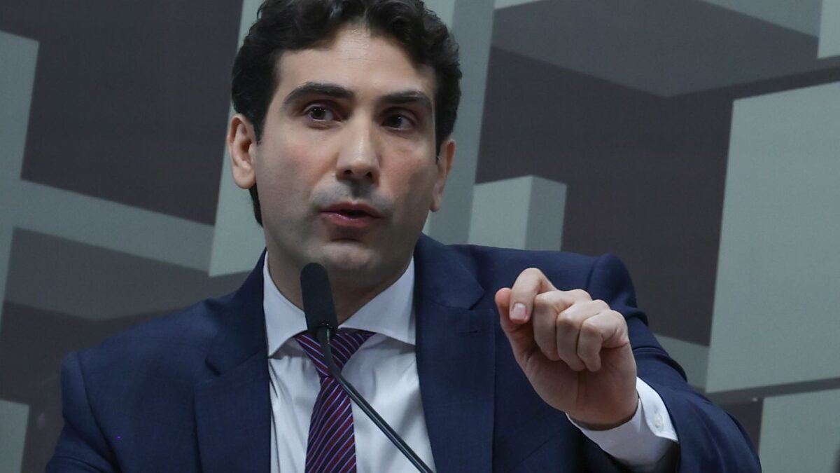 Gabriel Galípolo, presidente do Banco Central, gesticula durante evento