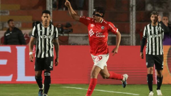 Jogador do Cienciano comemora gol contra o Botafogo pela Sul-Americana no Peru