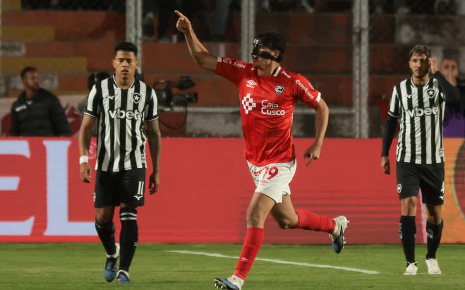 Jogador do Cienciano comemora gol contra o Botafogo pela Sul-Americana no Peru