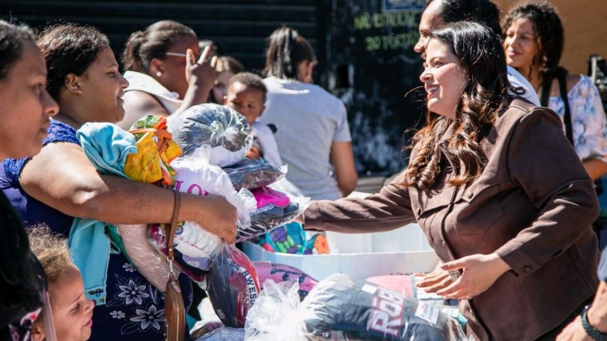 Jéssica Roberta entrega kits de inverno a moradores do Morro da Kibon