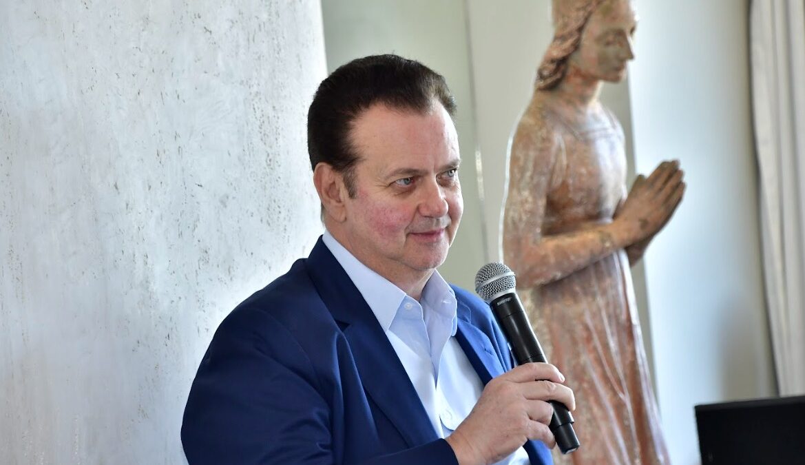 Gilberto Kassab, presidente do PSD, discursando com microfone